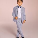 Découvrez nos costumes de petit garçon neufs à prix doux : élégants, confortables et parfaits pour un cortège harmonieux.