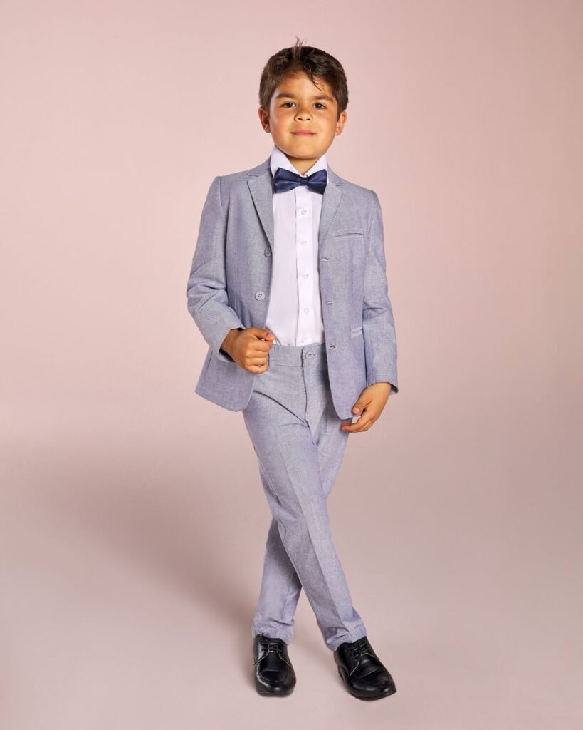 Découvrez nos costumes de petit garçon neufs à prix doux : élégants, confortables et parfaits pour un cortège harmonieux.