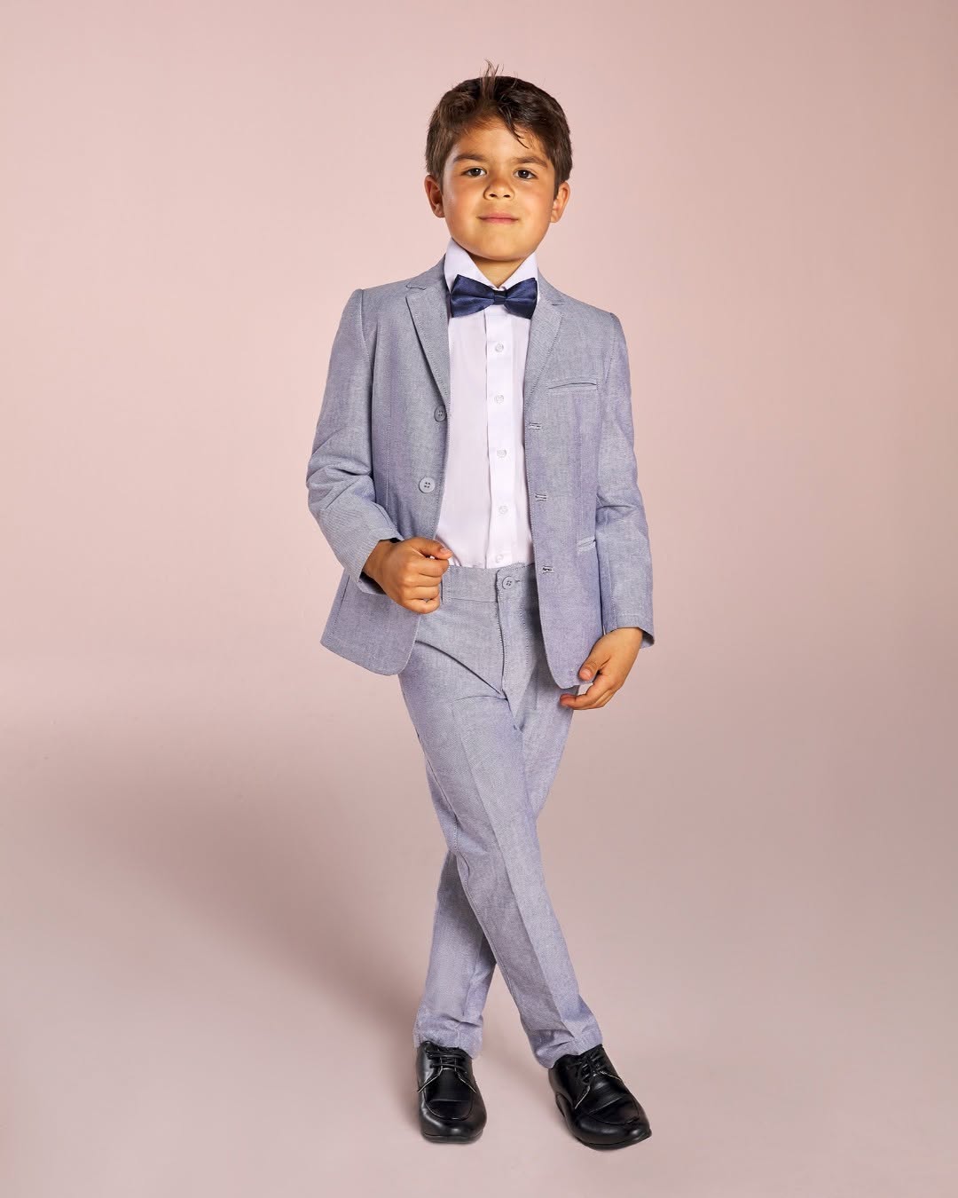 Découvrez nos costumes de petit garçon neufs à prix doux : élégants, confortables et parfaits pour un cortège harmonieux.