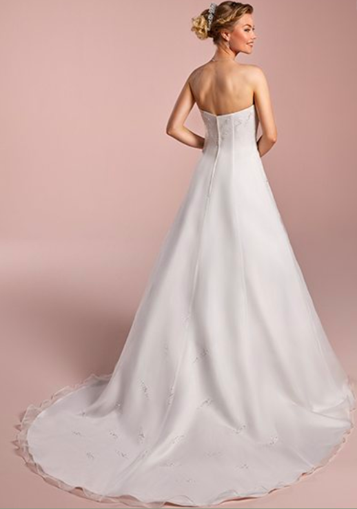 Une robe fluide et raffinée qui sublime chaque silhouette avec délicatesse, idéale pour un mariage élégant et plein de charme.