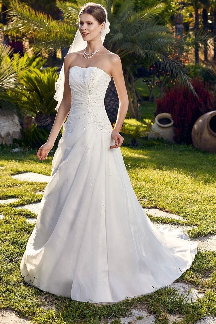 Une robe fluide et raffinée qui sublime chaque silhouette avec délicatesse, idéale pour un mariage élégant et plein de charme