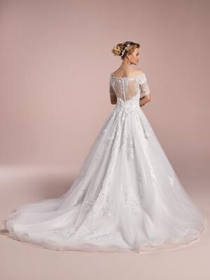 La robe de mariée Caden Point Mariage séduit par son bustier en dentelle et sa jupe en tulle volumineuse. Élégante et romantique pour le grand jour.