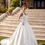 La robe de mariée Envoutement Point Mariage séduit par son élégance et sa légèreté. Confortable et raffinée pour votre grand jour.