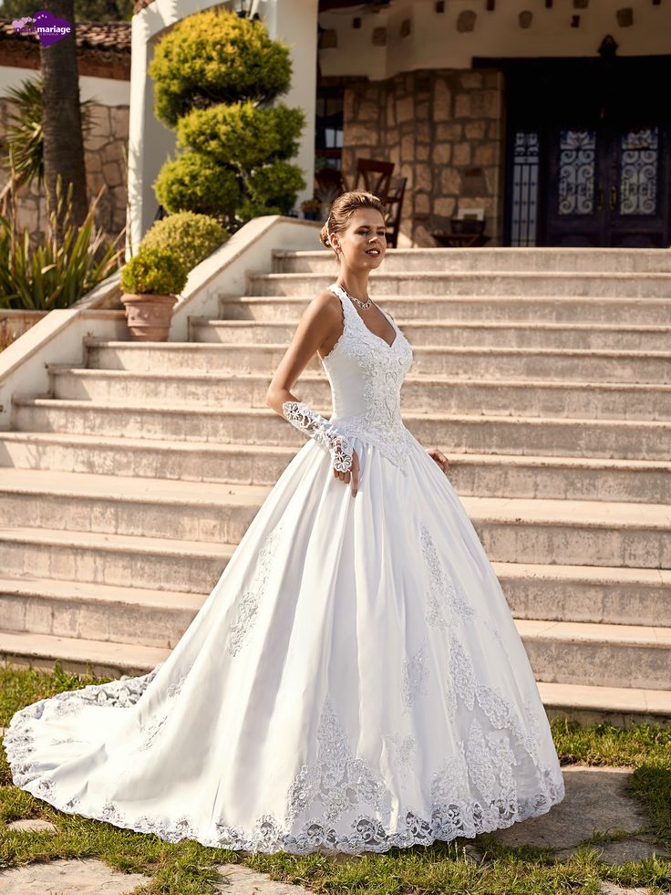 La robe de mariée Envoutement Point Mariage séduit par son élégance et sa légèreté. Confortable et raffinée pour votre grand jour.