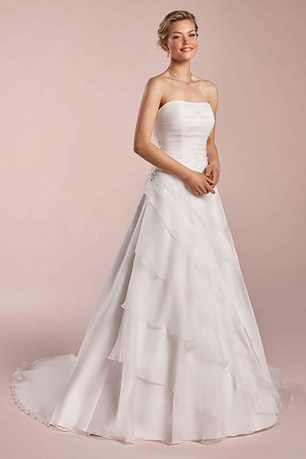 La robe de mariée Riyad Point Mariage séduit par son élégance et sa légèreté. Confortable et raffinée pour votre grand jour.