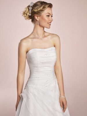 La robe de mariée Riyad Point Mariage séduit par son élégance et sa légèreté. Confortable et raffinée pour votre grand jour.