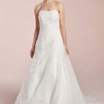 Une robe fluide et raffinée qui sublime chaque silhouette avec délicatesse, idéale pour un mariage élégant et plein de charme.