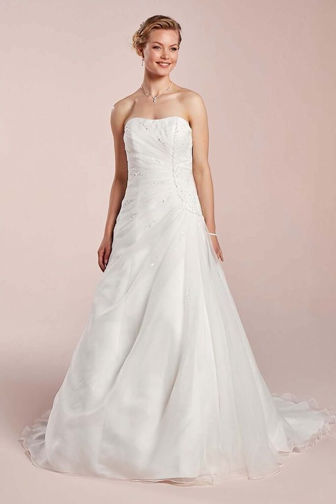 Une robe fluide et raffinée qui sublime chaque silhouette avec délicatesse, idéale pour un mariage élégant et plein de charme.