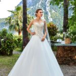 Sardaigne, une robe princesse bustier, légère et raffinée en tulle qui sublime la silhouette avec élégance, parfaite pour un mariage romantique et majestueux.