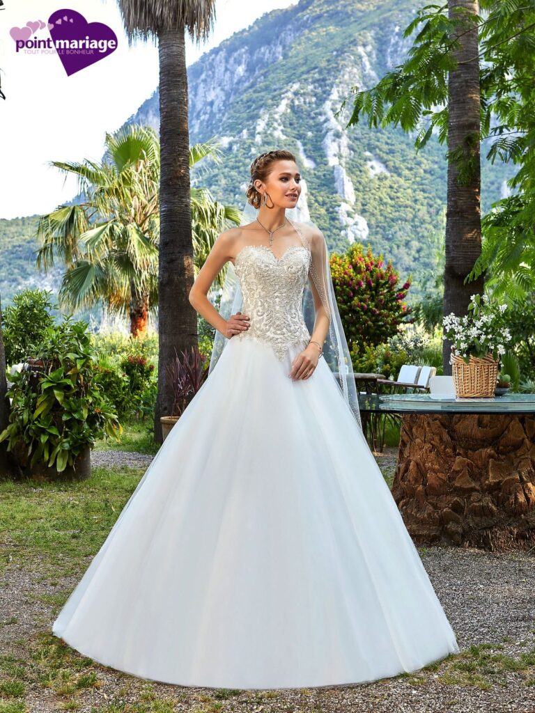 Sardaigne, une robe princesse bustier, légère et raffinée en tulle qui sublime la silhouette avec élégance, parfaite pour un mariage romantique et majestueux.