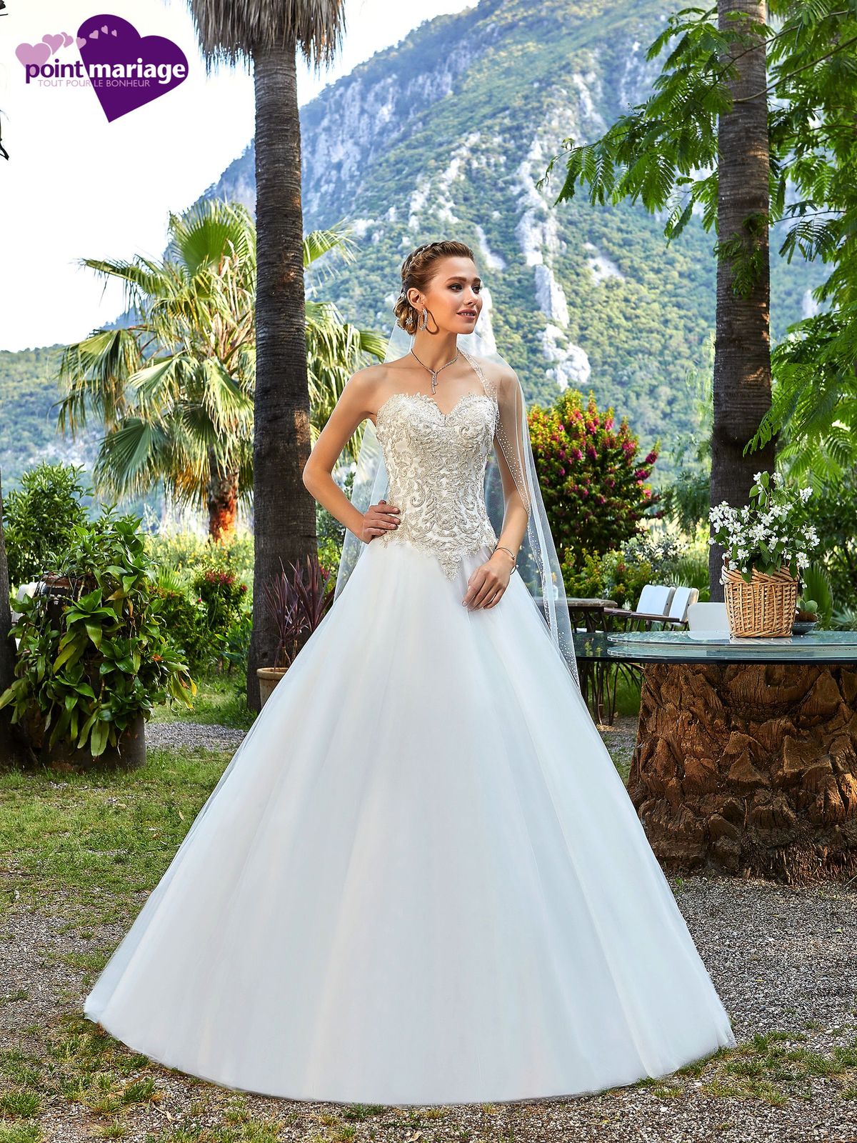 Sardaigne, une robe princesse bustier, légère et raffinée en tulle qui sublime la silhouette avec élégance, parfaite pour un mariage romantique et majestueux.