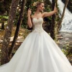 Sardaigne, une robe princesse bustier, légère et raffinée en tulle qui sublime la silhouette avec élégance, parfaite pour un mariage romantique et majestueux.