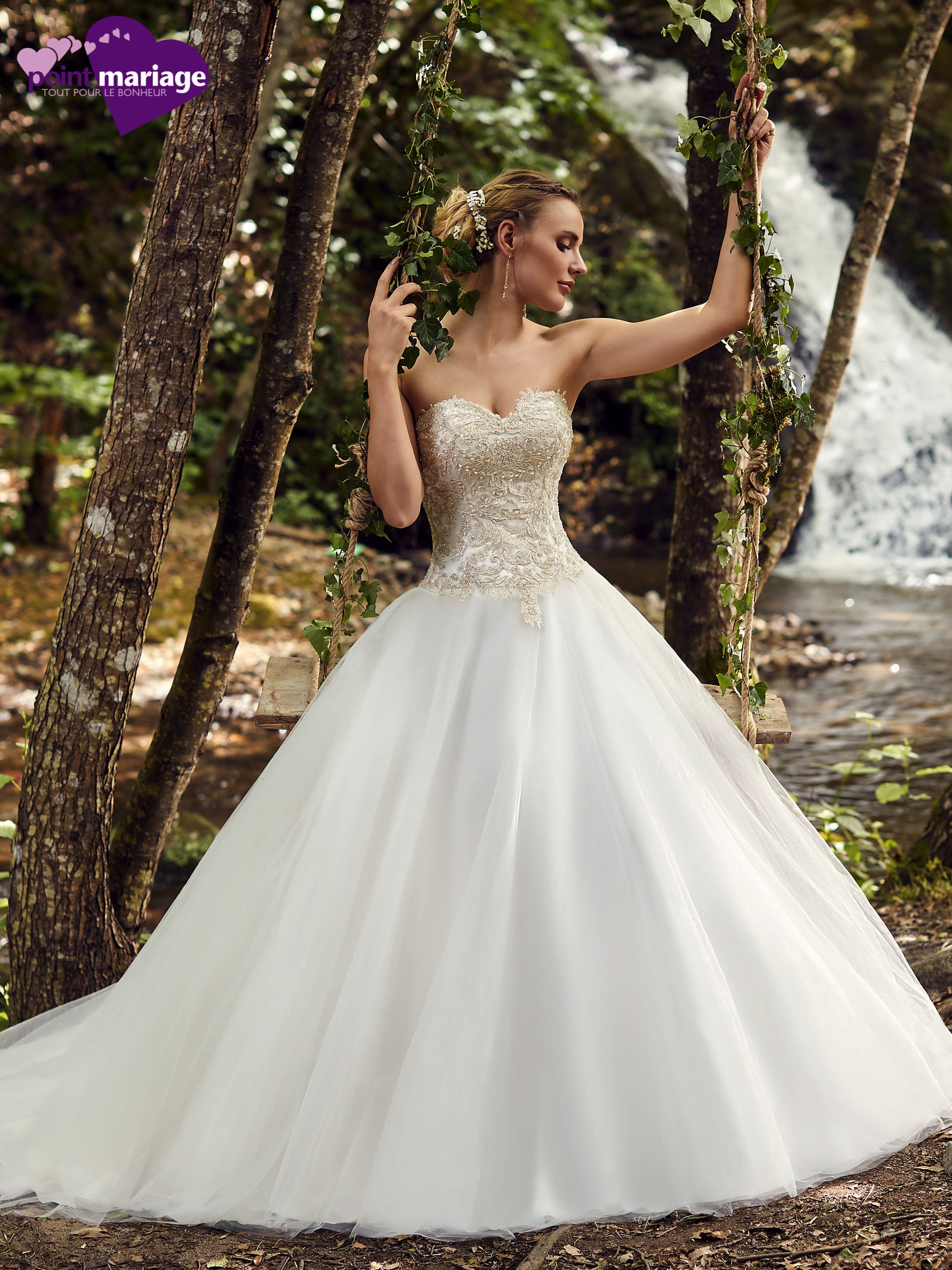 Sardaigne, une robe princesse bustier, légère et raffinée en tulle qui sublime la silhouette avec élégance, parfaite pour un mariage romantique et majestueux.