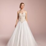 Sardaigne, une robe princesse bustier, légère et raffinée en tulle qui sublime la silhouette avec élégance, parfaite pour un mariage romantique et majestueux.