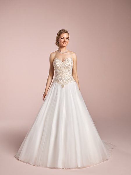 Sardaigne, une robe princesse bustier, légère et raffinée en tulle qui sublime la silhouette avec élégance, parfaite pour un mariage romantique et majestueux.