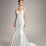 Découvrez la robe de mariée Daumesnil Pronuptia, une coupe sirène bustier en satin et dentelle, élégante et neuve à prix doux chez Stock Mariage.