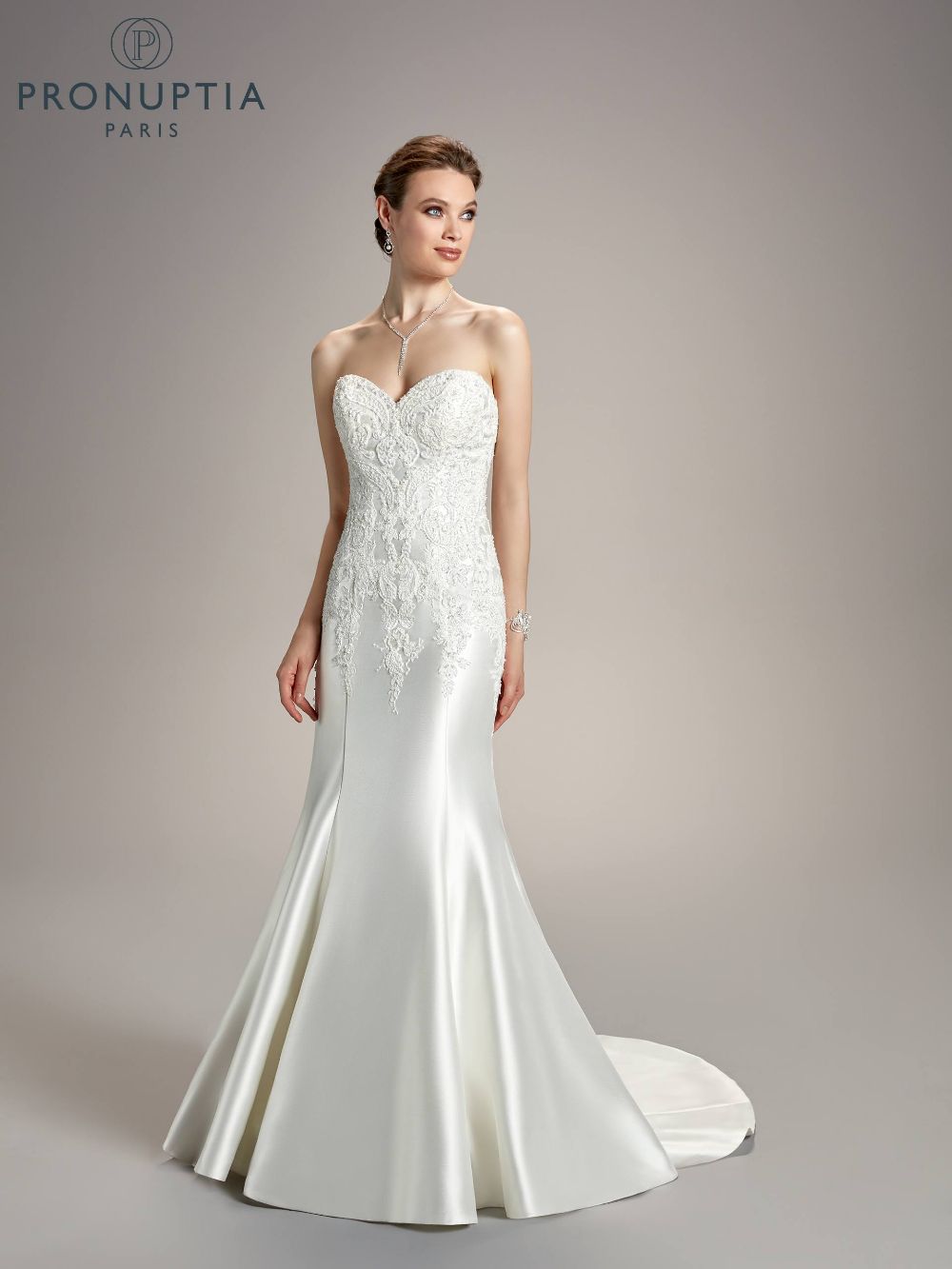 Découvrez la robe de mariée Daumesnil Pronuptia, une coupe sirène bustier en satin et dentelle, élégante et neuve à prix doux chez Stock Mariage.