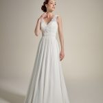 Melle Emy, une robe fluide en mousseline avec bretelles fines, dentelle style crochet, ceinture en dentelle et dos papillon au décolleté en V, bohème et légère.