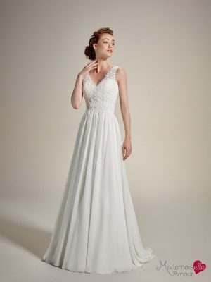 Melle Emy, une robe fluide en mousseline avec bretelles fines, dentelle style crochet, ceinture en dentelle et dos papillon au décolleté en V, bohème et légère.