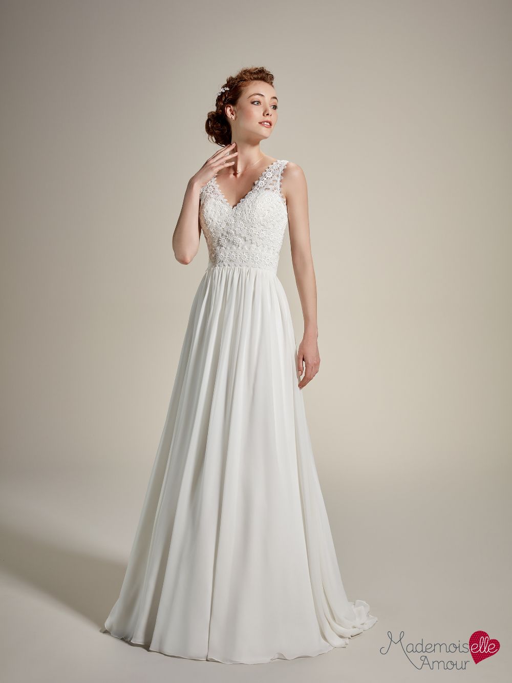 Melle Emy, une robe fluide en mousseline avec bretelles fines, dentelle style crochet, ceinture en dentelle et dos papillon au décolleté en V, bohème et légère.